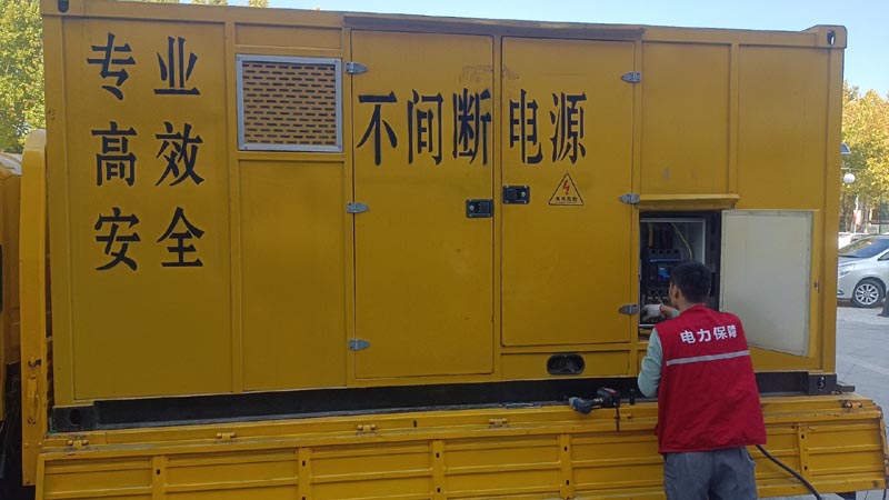 乌恰柴油发电机组和UPS电源配合使用时，如何避免切换过程中的电力中断？