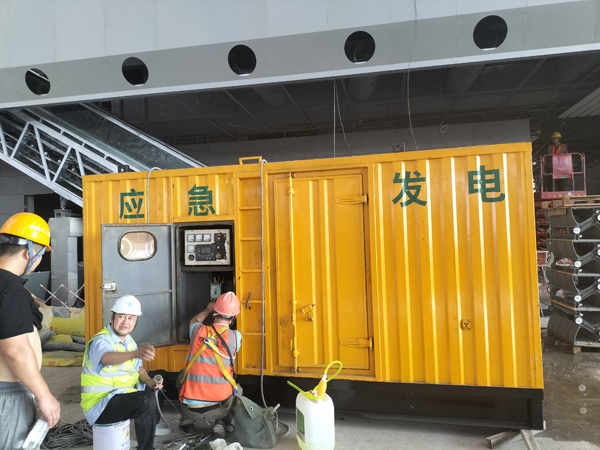 乌恰怎样判断空气滤清器是否需要更换？